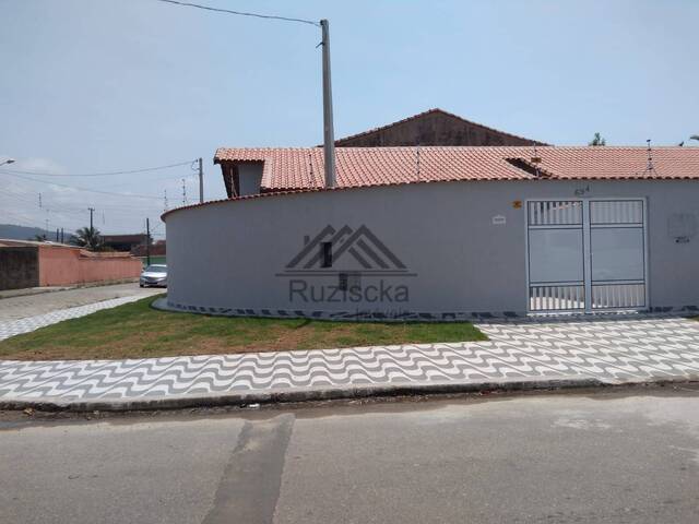 CASA COM PISCINA para Venda em Mongaguá - 2