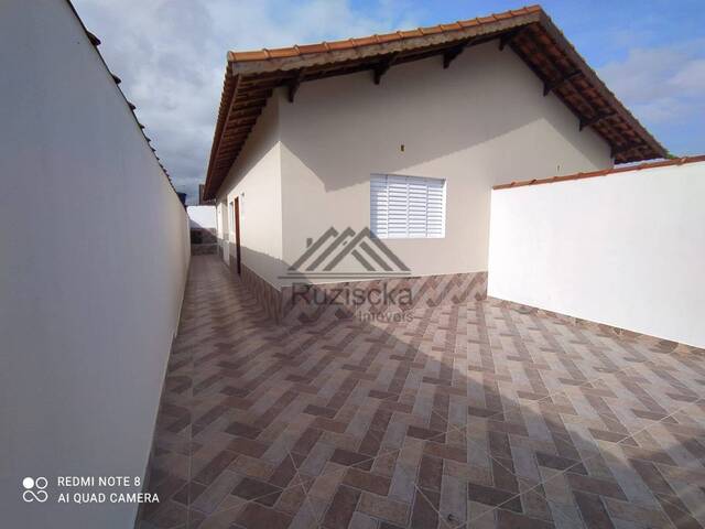 CASA COM PISCINA para Venda em Mongaguá - 2