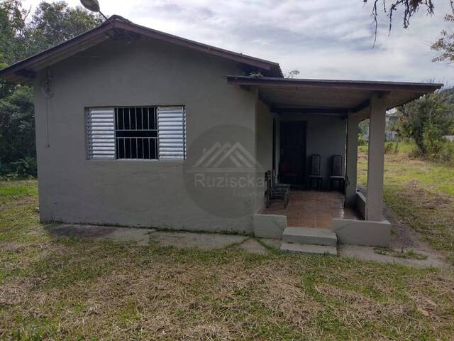 Chácara rural espaçosa com casa principal e de empregado.