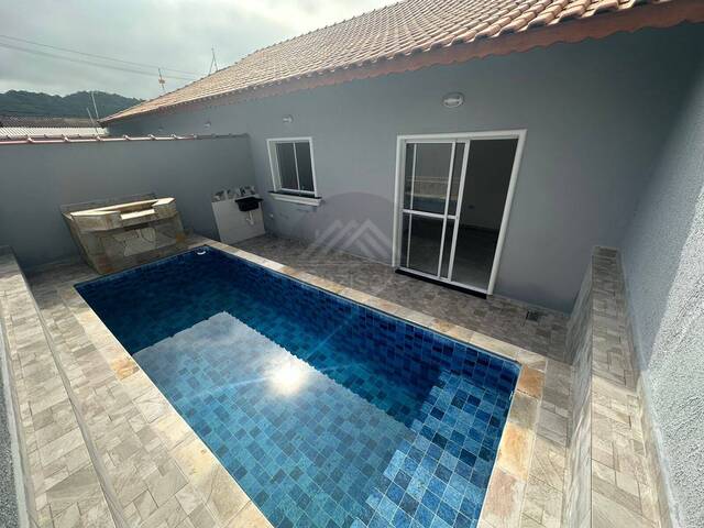 CASA COM PISCINA para Venda em Mongaguá - 2