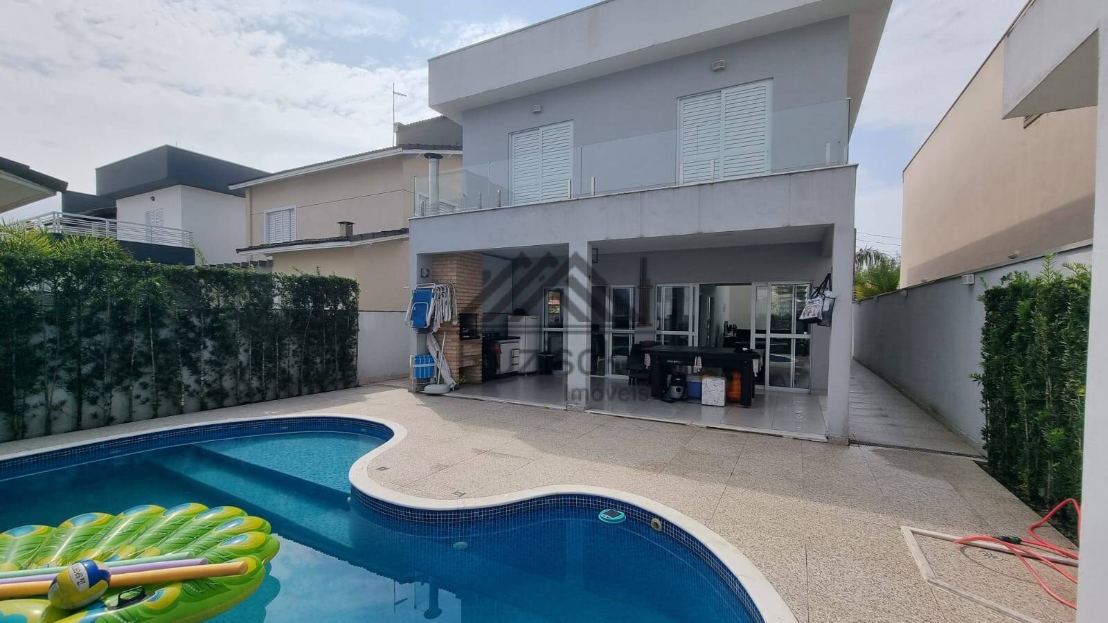 Casa à venda com 4 quartos, 200m² - Foto 1