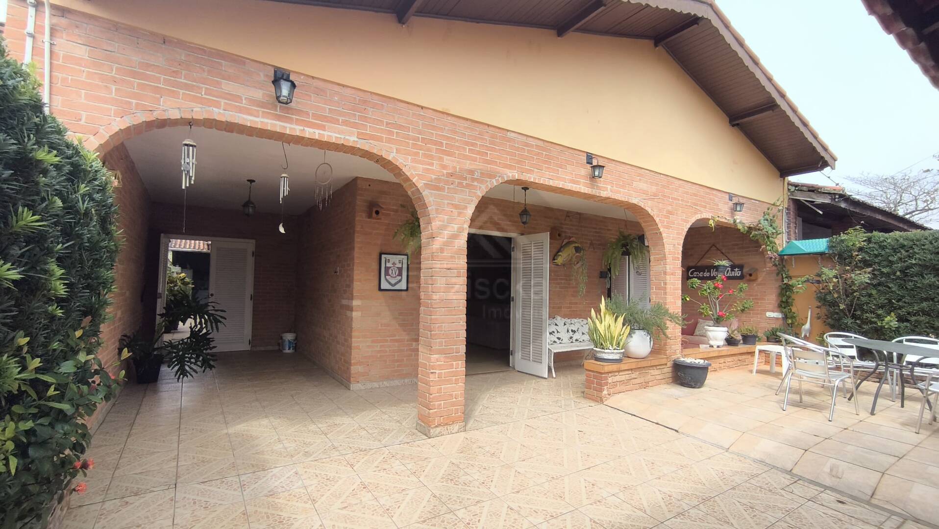 Casa à venda com 3 quartos, 300m² - Foto 1