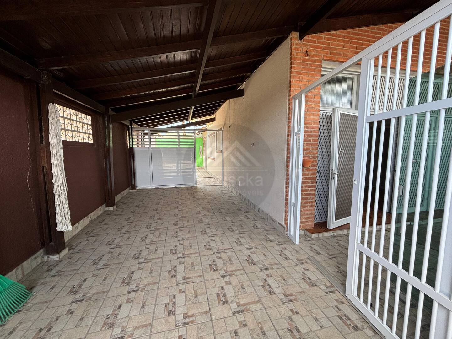 Casa à venda com 3 quartos, 76m² - Foto 1